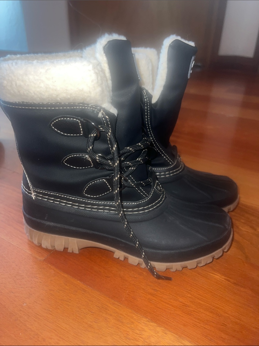 NWOT winter boots size 6 youth
